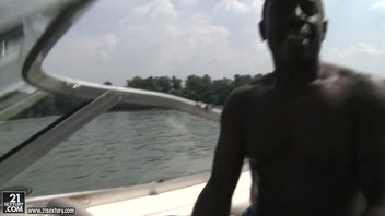 Черный парень на яхте засунул хуй по самые гланды и в анал белой давалке