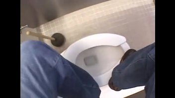 Порно приключение Криси Мун в туалете