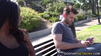 Темнокожая девушка познакомилась с парнем в местном парке для секса без обязательств