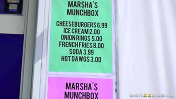 Marsha May продаёт "хот доги" и трахается одновременно.