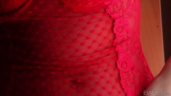 Сексуальная красотка в красном белье Сабрина Мари мастурбирует дома