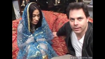 Индийская женщина готова удовлетворить друга мужа, который приехал к нему в гости издалека