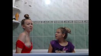 Русские девахи развлекаются в ванной