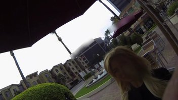 Cисястая блондинка с пухлыми губками Биби Ноэл (Bibi Noel) взяла хуй в рот за деньги в машине