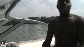 Африканец толстым хуем порвал попку худенькой шлюшке на яхте