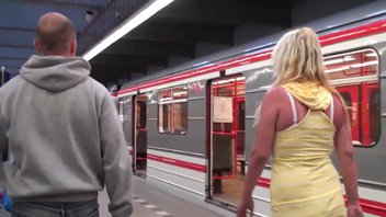 Парни трахают грязную проститутку в вагоне метро