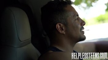 Латинос трахает связанную, сексуальную студенточку в машине