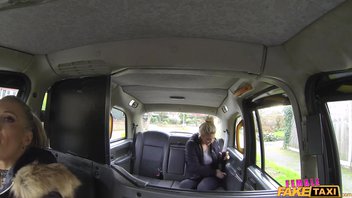 Сисястые мамочки блондинки устроили в машине зверскую лесбийскую еблю с оргазмами Ребекка М и Сиенна Дэй (Rebecca M and Sienna Day)