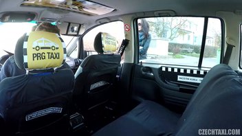 Хитрый таксист уломал молодую девушку на секс в машине