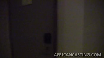 Первый секс в Африке - Белый студент с удовольствием отодрал сочную пизду негритянки в общаге