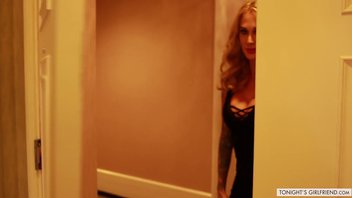 Сисястая, татуированная, зрелая проститутка в латексе обслуживает парня в гостинице Сара Джесси (Sarah Jessie)