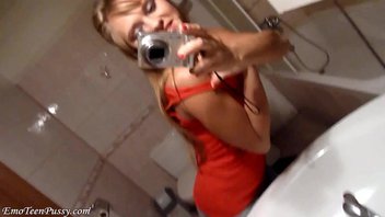 Обнаженная девчонка позирует перед зеркалом в ванной комнате