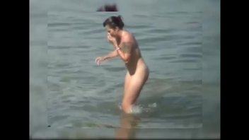 Купание одинокой нудистки на пляже черного моря