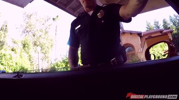 Полицейский выебал молодую шлюху на дорогой машине прямо за заправке