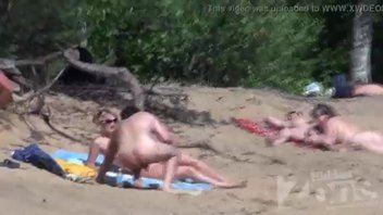 Пышнотелая нудистка сделала незабываемо приятно своему перцу на пляже.