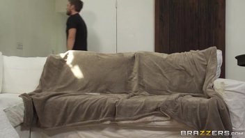 На диванчике знойная телка Ариана Мари (Ariana Marie) оргазм испытала