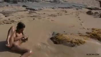 Блудливые нудисты на песчаном пляжу