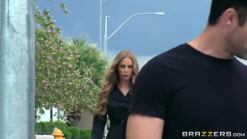 Красивая эксбиционистка преследует парня и соблазняет своим красивым телом поебаться на крыше Николь Энистон (Nicole Aniston)