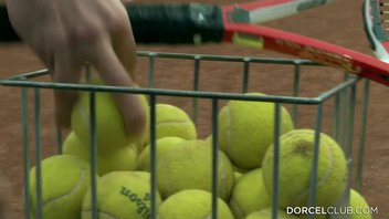 Красивая арабская теннисистка сняла трусики и поиграла в теннис с большими яйцами  Amirah Adara