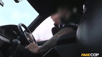 Полицейский подвез татуированную шалаву с пирсингом и по-быстрому поимел в машине Demona