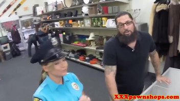 Сучка полицейская получила удовольствие от отсоса большого толстого пениса