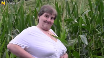 Женщина в Кукурузе