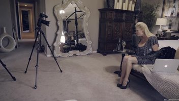Превосходная женщина бальзаковского возраста соблазняет молодого ебаря своими отпадными дойками и снимает секс на скрытую камеру Kelly Madison