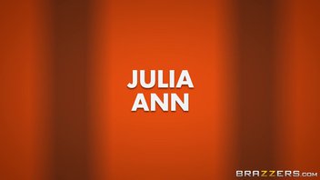 Богатая заключенная мамочка в тюрьме за деньги развлекается с молодым любовником Julia Ann