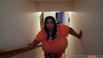 Сто пятидесяти килограммовая негритянская мамочка с гигантскими шоколадными дойками и огромной жопой оседлает ванильный член Cotton Candi
