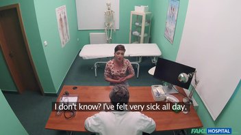 На скрытую камеру, начинающая медсестра проходит практику на большом члене врача Алиша Рейч (Alisha Rage)