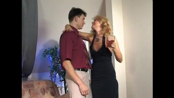Пьяная русская жена прыгает на члене молодого любовника