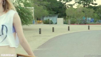 Худая блондинка пошла кататься на скейте и трахнулась с парнем на лавке