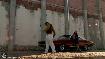 Две молодых девушки возбуждают незнакомого парня, Джина Герсон (Gina Gerson) и Линдси Олсен (Lindsey Olsen)