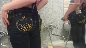 Джули Си (July C) полоскается в ванне в своих джинсах