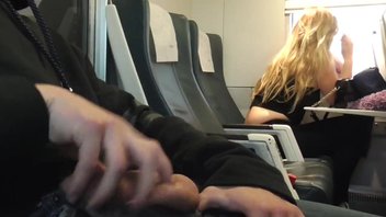Незнакомка поиграла с моим членом в поезде