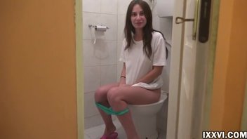 русская   брюнетка отсосала в туалете и дала в спальне
