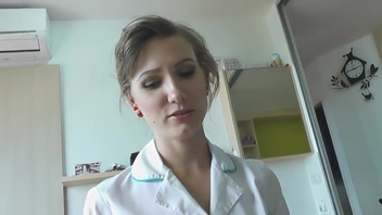 Русская похотливая медсестра скачет на члене пациента