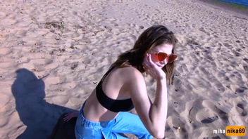 Русская сучка Катя развела парня на секс  в раздевалке на пляже