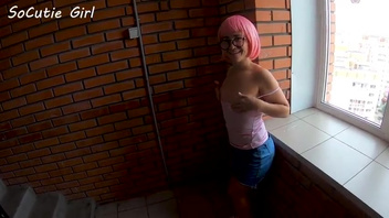 Русская подруга в парике и очках заманила домой анальной пробкой в попе для секса