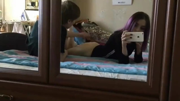 Русский  парень трахнул худющую подругу с фиолетовыми волосами