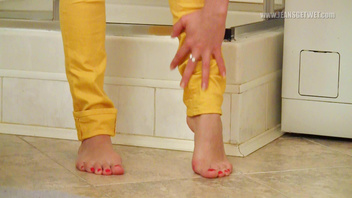 Мокрые жёлтые джинсы