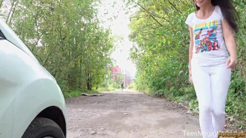 Русский парень из местных помог девушке с машиной ради анального секса