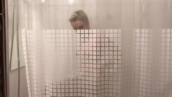 Русская  молодая подруга с тату отсосала член  парня  в ванной