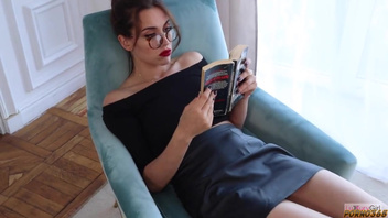 Русская красотка в очках читала книгу,  но  после куни соснула член