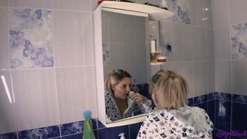 Русский муж   по быстрому трахнул раком жену в ванной и кончил в рот