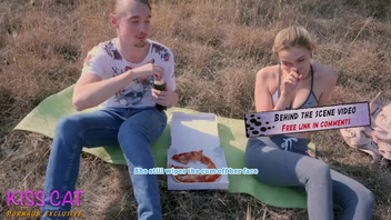 Русскую  худую девушку соблазняют пиццей со спермой и трахают на природе