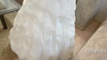 Русский  трахнул девушку в свадебном платье в попу