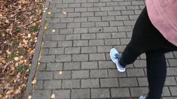 Русская прогулка в парке со сводной  сестрой, минет в лесу и сперма на лице