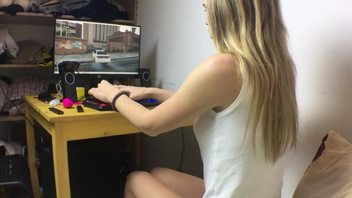 Русская    блондинка Маша играет в GTA 5 и безумно любит секс