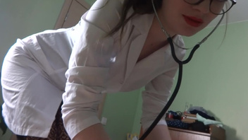 Русская  медсестра помогла поднять давление пациенту красивым телом